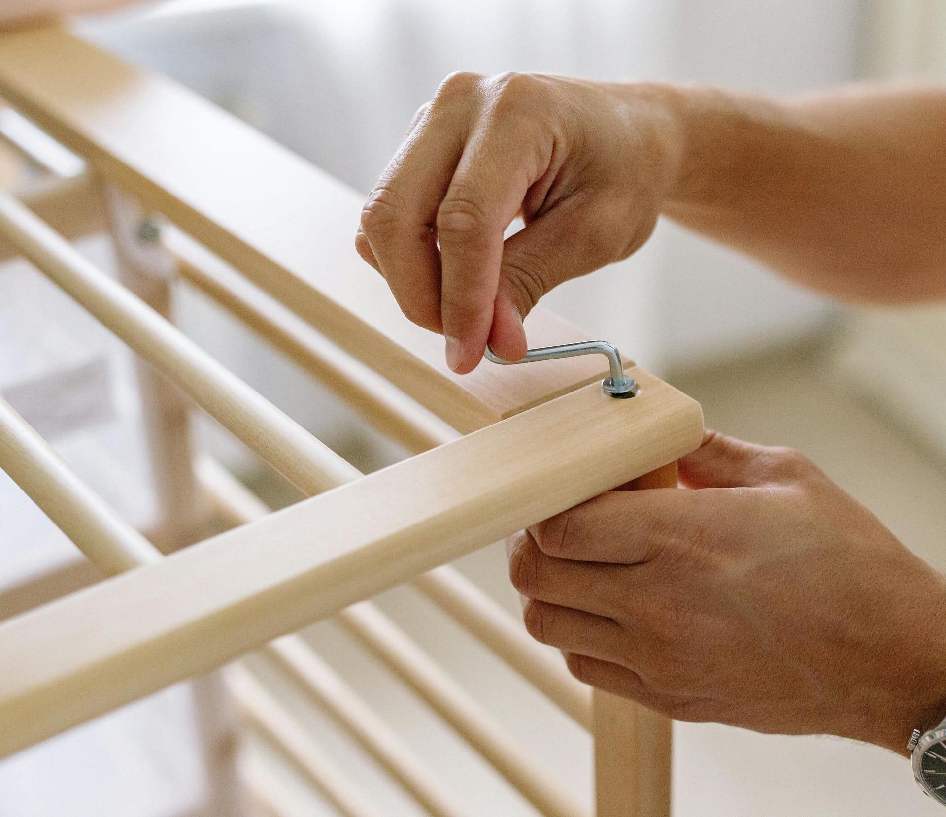 Aufbau eines IKEA-Schranks mit Akkuschrauber und Werkzeug - Innen Fix übernimmt Bausatzmöbel-Montagen.