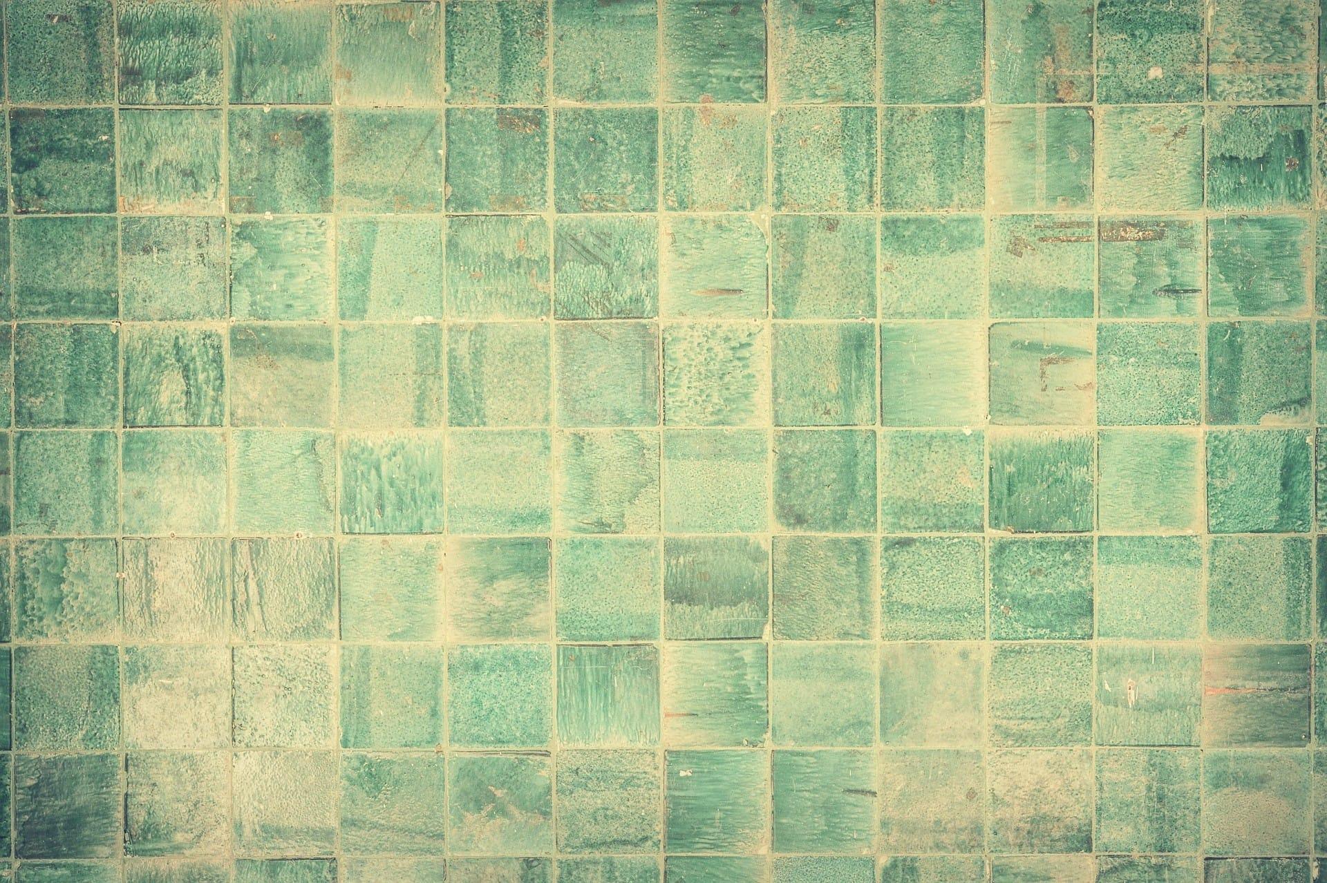 Küchenrückwand mit Mosaik-Fliesen als dekorative Sonderlösung zwischen Arbeitsplatte und Hängeschränken.