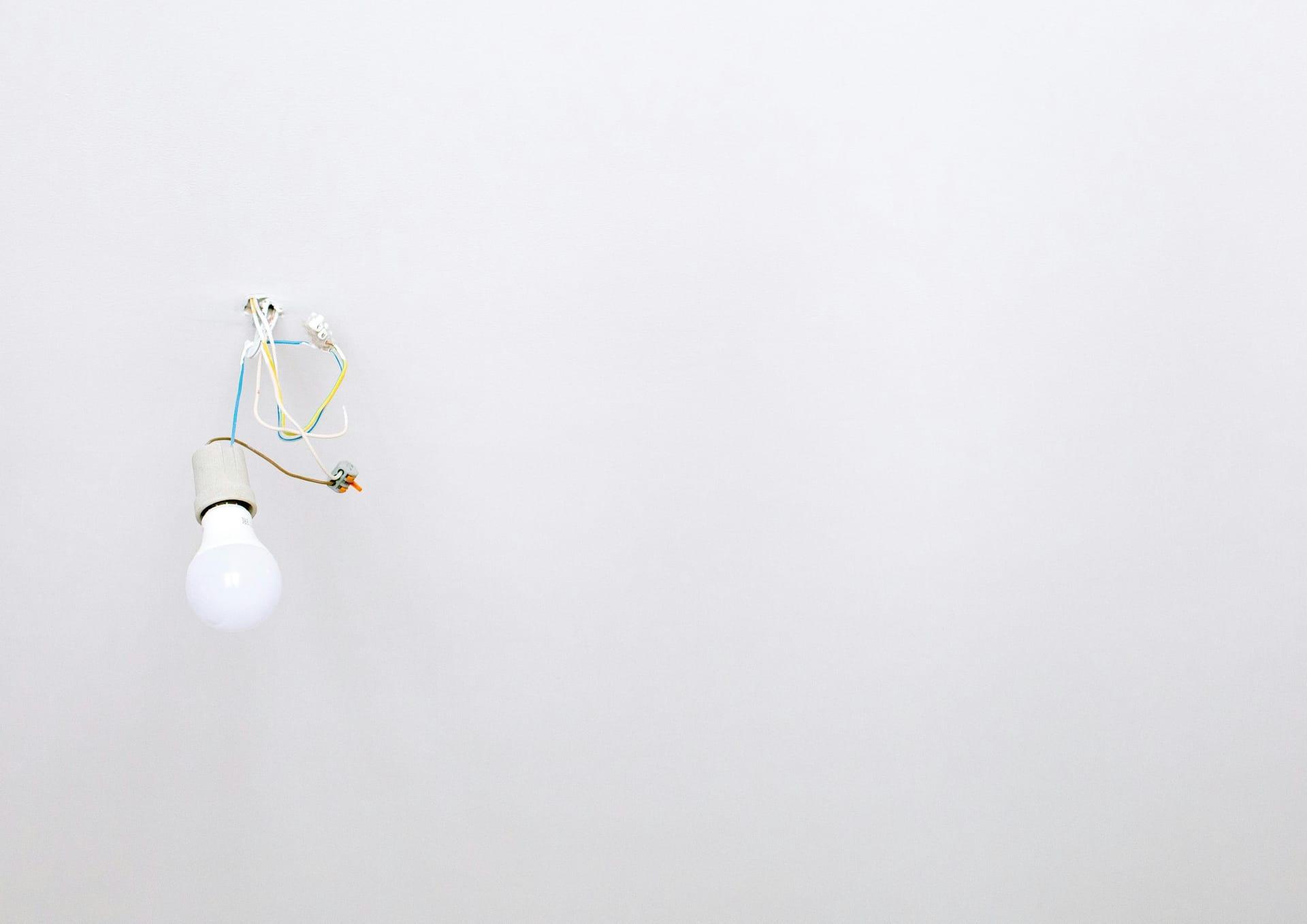 Abgehängte Trockenbau-Decke mit Schattenfuge und integrierter, indirekter LED-Beleuchtung am Übergang zur Wand.