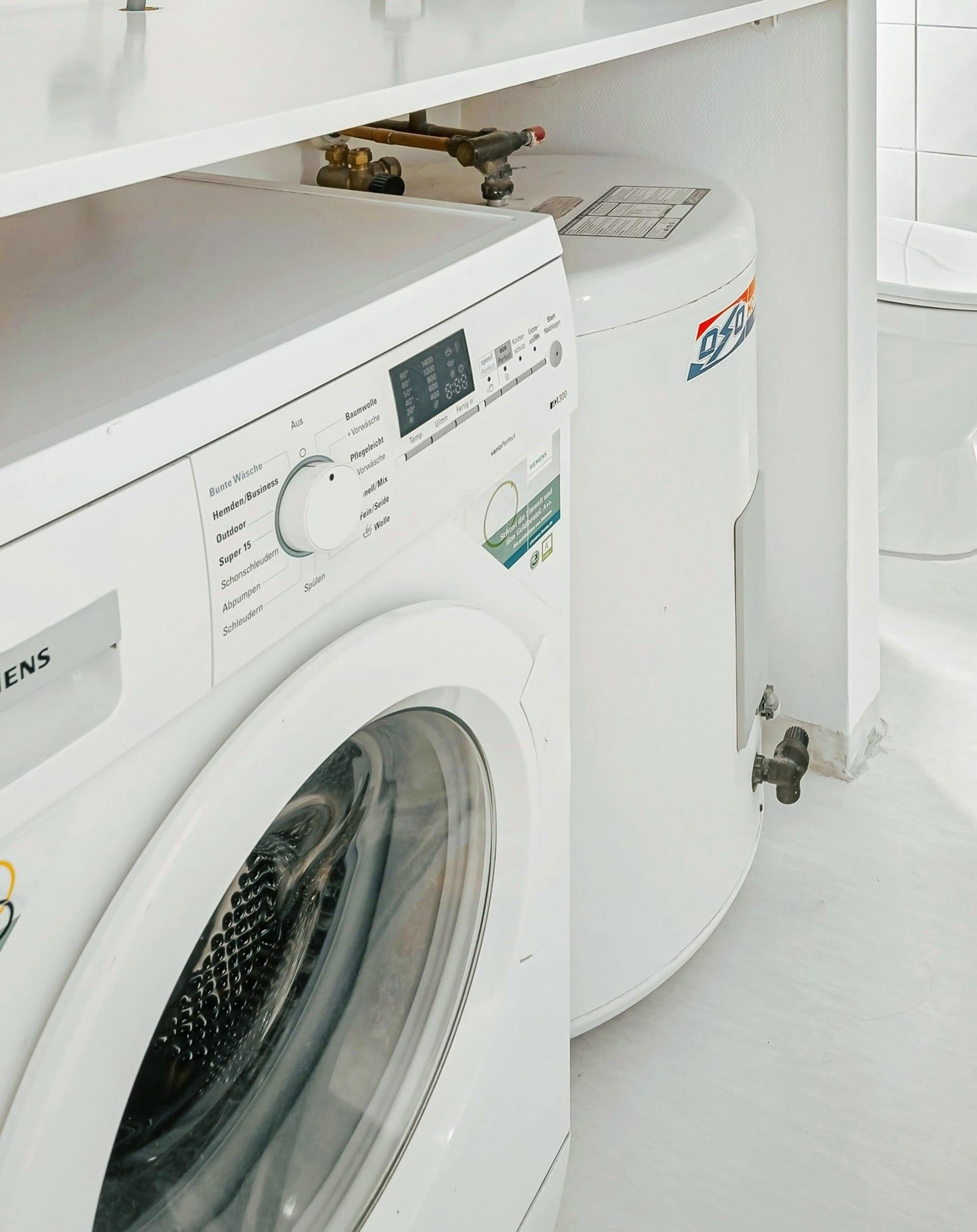 Plug-and-Play-Anschluss einer Waschmaschine an bestehende Wasser- und Abwasserleitungen.